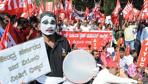 ಸಿಐಟಿಯು ಎಐಟಿಯುಸಿ ಕಾರ್ಯಕರ್ತರು ಮೈಸೂರಿನಲ್ಲಿ ಪ್ರತಿಭಟನೆ ನಡೆಸುತ್ತಿರುವುದು