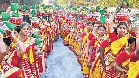 ಪೂರ್ಣಕುಂಭ ಸ್ವಾಗತಕ್ಕೆ ನಿಂತ ಮಹಿಳೆಯರು