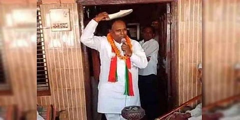 ತಲೆ ಮೇಲೆ ಶೂ ಇಟ್ಕೊಂಡು ಮತಯಾಚನೆ ಮಾಡಿದ ಬಿಜೆಪಿ ಅಭ್ಯರ್ಥಿ: ಕಾರಣವೇನು ಗೊತ್ತೇ?