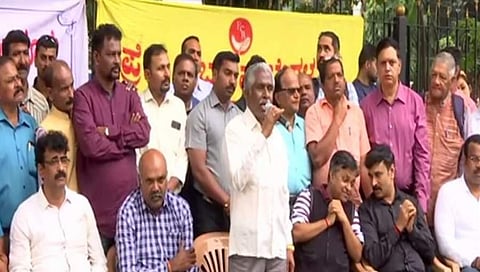 ವಿಧಾನಸಭೆ ಅಧಿವೇಶನಕ್ಕೆ ಮಾಧ್ಯಮ ನಿರ್ಬಂಧ: ಸರ್ಕಾರದ ವಿರುದ್ಧ ಪತ್ರಕರ್ತ ಪ್ರತಿಭಟನೆ