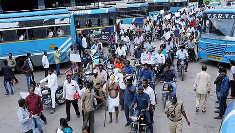 ತೆಲಂಗಾಣ ಬಂದ್: ಟಿಎಸ್ಆರ್'ಟಿಸಿ ನೌಕರರು-ಪೊಲೀಸರ ನಡುವೆ ಘರ್ಷಣೆ