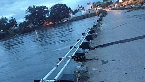 ಗಂಗಾವತಿ: ವರ್ಷದಲ್ಲೆ ಕಿತ್ತುಹೋದ ಕಾಮಗಾರಿ, ಯಾವುದೇ ಕ್ಷಣ ಪ್ರಾಣಕ್ಕೆ ಕುತ್ತು