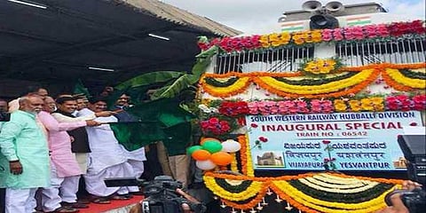 ರೈಲಿಗೆ ಚಾಲನೆ ನೀಡುತ್ತಿರುವ ಸಚಿವರು