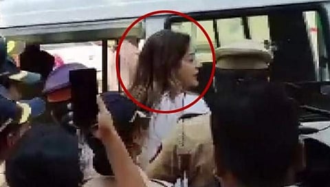 ಅರೆ ಪ್ರತಿಭಟನೆ: ಶಿವಸೇನೆ ನಾಯಕಿ ಪ್ರಿಯಾಂಕಾ ಚತುರ್ವೇದಿ ವಶಕ್ಕೆ ಪಡೆದ ಪೊಲೀಸರು