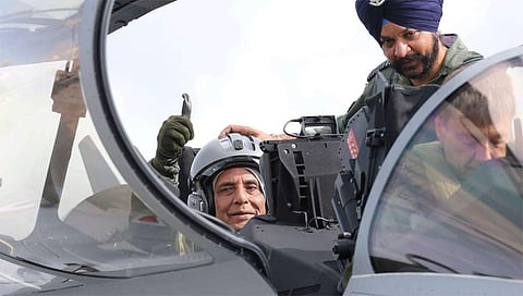 ರಫೆಲ್ ವಿಮಾನದಲ್ಲಿ ಹಾರಾಟ ನಡೆಸಿದ ರಾಜನಾಥ್ ಸಿಂಗ್