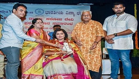 ಡಾ ಸರೋಜಮ್ಮ ಪ್ರಶಸ್ತಿಯನ್ನು ಡಾ.ಅಂಬರೀಷ್ ಅವರ ಪರವಾಗಿ ಅವರ ಪತ್ನಿ ಸಂಸದೆ ಸುಮಲತಾ ಅಂಬರೀಷ್ ಅವರಿಗೆ ಪ್ರದಾನ ಮಾಡಿದ ಸಂದರ್ಭ