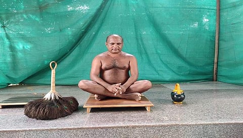 ಸವದಿ ನಿವಾಸದ ಮುಂದೆ ಜೈನಮುನಿ ಶ್ರೀಗಳ ಉಪವಾಸ