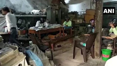 ಹೆಲ್ಮೇಟ್ ಹಾಕಿರುವ ನೌಕರರು