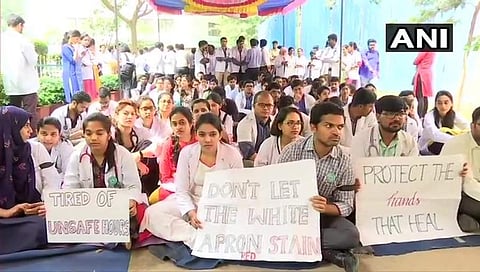ಮುಂದುವರೆದ ವೈದ್ಯರ ಪ್ರತಿಭಟನೆ; ಅಶ್ವಿನಿ ಗೌಡ ಸೇರಿ ಹಲವು ಕರವೇ ಕಾರ್ಯಕರ್ತರು ಪೊಲೀಸರಿಗೆ ಶರಣು