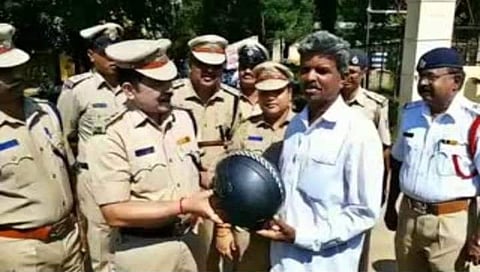 ದಂಡದ ಬದಲು ಹೆಲ್ಮೆಟ್​​​​: ಚಾಮರಾಜನಗರ ಪೊಲೀಸರ ಮಾಸ್ಟರ್​​​ ಪ್ಲಾನ್​​​​! 