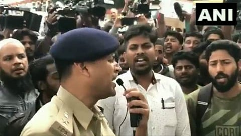 ಪೌರತ್ವ ಕಾಯ್ದೆ ಕಿಚ್ಚು: ರಾಷ್ಟ್ರಗೀತೆ ಹಾಡಿ ಪ್ರತಿಭಟನಾಕಾರರ ಮನಗೆದ್ದ ಬೆಂಗಳೂರು ಪೊಲೀಸ್ ಅಧಿಕಾರಿ