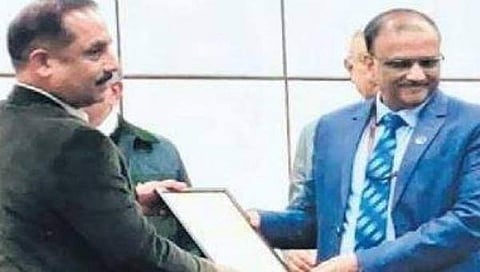 ಪ್ರಶಸ್ತಿ ಸ್ವೀಕರಿಸುತ್ತಿರುವ ಎ ಟಿ ಪೂವಯ್ಯ