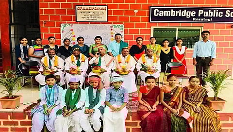 ರೈತರ ದಿನಾಚರಣೆ: ನೇಗಿಲಯೋಗಿಯನ್ನು ಶಾಲೆಗೆ ಕರೆಸಿ ಪಾದಪೂಜೆ ಮಾಡಿದ ವಿದ್ಯಾಸಂಸ್ಥೆ!