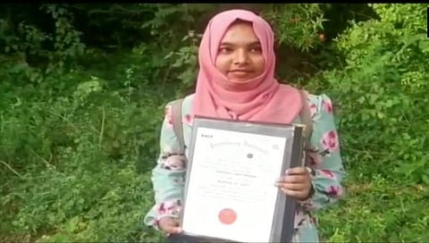 ಪ್ರಮಾಣಪತ್ರದೊಂದಿಗೆ ರಬೀಹಾ