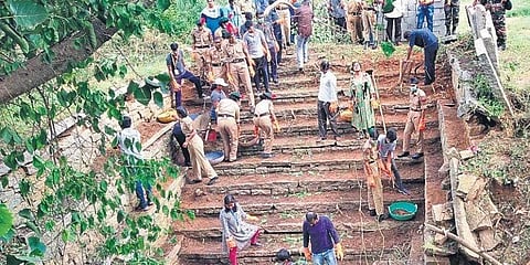 ಸ್ವಚ್ಛ ಭಾರತದಿಂದ ಪ್ರೇರಣೆ: ಈ ಗ್ರಾಮದಲ್ಲಿ ಯಶಸ್ವಿಯಾಗಿದೆ ಸ್ವಚ್ಛ ಶನಿವಾರ ಯೋಜನೆ!