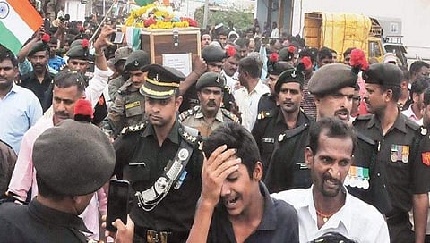 ಕರಮುಡಿಯ ವೀರಯೋಧ  ವೀರೇಶ್​ ಕುರತ್ತಿ  ಪಂಚಭೂತಗಳಲ್ಲಿ ಲೀನ