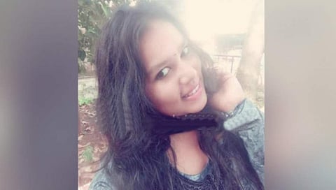 ವಿದ್ಯಾರ್ಥಿನಿ