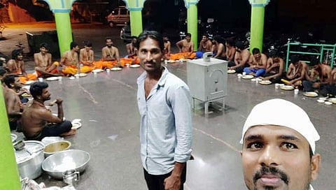 ಹಿಂದೂಗಳಿಗೆ ಪ್ರವಾಸ ವಿತರಣೆ: ಬಾವೈಕ್ಯತೆ ಮೆರೆದ ಮುಸ್ಲಿಮರು
