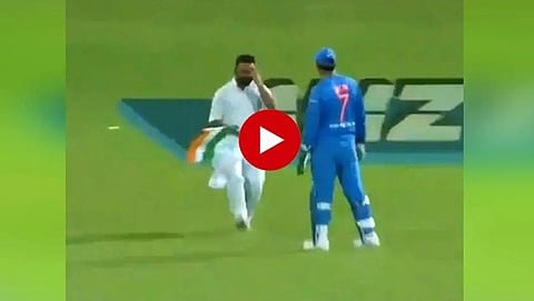 ಪಿಚ್ ಗೆ ನುಗ್ಗಿ ಕಾಲಿಗೆ ಬಿದ್ದ ಅಭಿಮಾನಿ ಧೋನಿ ಪ್ರತಿಕ್ರಿಯೆ ಹೇಗಿತ್ತು ಗೊತ್ತೇ?
