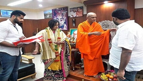 ಆದಿಚುಂಚನಗಿರಿ ಮಠದ ನಿರ್ಮಲಾನಂದ ಸ್ವಾಮಿಗಳನ್ನು ಭೇಟಿ ಮಾಡಿದ ಸುಮಲತಾ ಮತ್ತು ಅಭಿಷೇಕ್