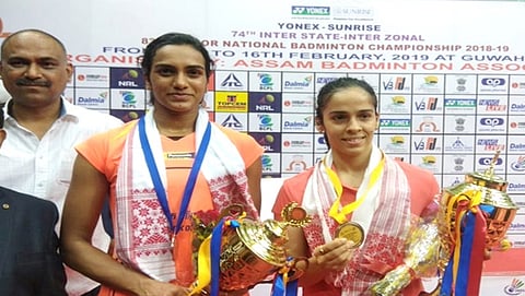 ರಾಷ್ಟ್ರೀಯ ಸೀನಿಯರ್​ ಬ್ಯಾಡ್ಮಿಂಟನ್​ ಚಾಂಪಿಯನ್​ಶಿಪ್​: ಸಿಂಧೂ ಮಣಿಸಿದ ಸೈನಾಗೆ ಪ್ರಶಸ್ತಿ