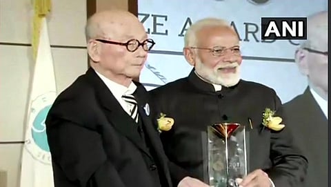 ಪ್ರಶಸ್ತಿ ಸ್ವೀಕರಿಸುತ್ತಿರುವ ಪ್ರಧಾನಿ ಮೋದಿ