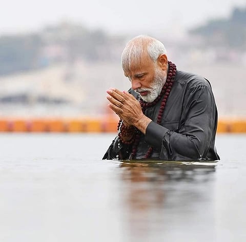 ಕುಂಭ ಮೇಳಕ್ಕೆ ಇಂದು ಭೇಟಿ ನೀಡಿದ ಪ್ರಧಾನಿ ನರೇಂದ್ರ ಮೋದಿ, ಗಂಗಾರತಿ  ವಿಶೇಷ ಪೂಜೆ ಸಲ್ಲಿಸಿದರು.ತ್ರಿವೇಣಿ ಸಂಗಮದಲ್ಲಿ ಪವಿತ್ರ ಸ್ನಾನ ಮಾಡಿದ ಪ್ರಧಾನಿ ಮೋದಿ, ಭಾವಭಕ್ತಿಯೊಂದಿಗೆ ಗಂಗಾರತಿ ಪೂಜೆ ಮಾಡಿದರು.