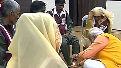ಪೌರ ಕಾರ್ಮಿಕರ ಪಾದಪೂಜೆ ಮಾಡುತ್ತಿರುವ ನರೇಂದ್ರ ಮೋದಿ