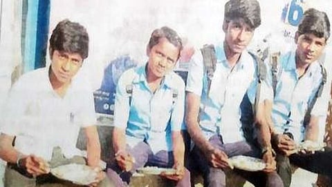 ಕ್ಯಾಂಟೀನ್ ನಲ್ಲಿ ಆಹಾರ ಸೇವಿಸುತ್ತಿರುವ ಮಕ್ಕಳು