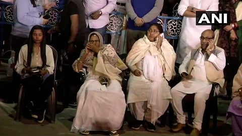 ಧರಣಿ ನಿರತ ಮಮತಾ ಬ್ಯಾನರ್ಜಿ