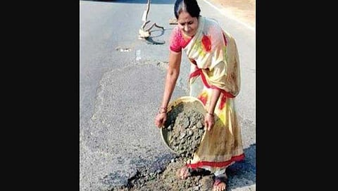 ಸ್ವಂತ ಹಣದಿಂದ ರಸ್ತೆ ಗುಂಡಿಗಳ ಮುಚ್ಚುವ ಮೂಲಕ ಮಾದರಿಯಾದ ಗ್ರಾಮ ಪಂಚಾಯತ್ ಸದಸ್ಯೆ