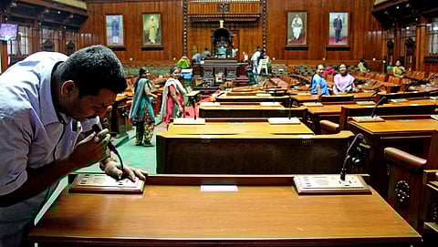 ವಿಧಾನ ಸೌಧದಲ್ಲಿ ಬಜೆಟ್ ಅಧಿವೇಶನಕ್ಕೆ ಸಿದ್ದತೆ ಮಾಡುತ್ತಿರುವ ನೌಕರರು