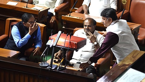 ಬಜೆಟ್ ಮಂಡನೆಗೆ ಮುನ್ನ ವಿಧಾನಸಭೆಯಲ್ಲಿ ಸಿಎಂ ಕುಮಾರಸ್ವಾಮಿ, ಡಿಸಿಎಂ ಡಾ ಜಿ ಪರಮೇಶ್ವರ್ ಮತ್ತು ಸಚಿವ ಡಿ ಕೆ ಶಿವಕುಮಾರ್