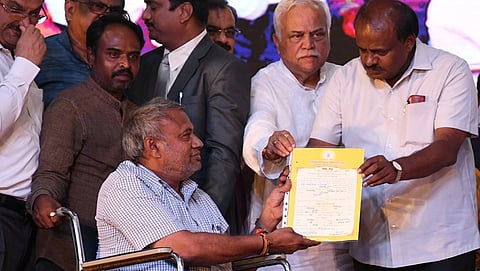 ನಗರ ವಸತಿ ಯೋಜನೆಯ ಫಲಾನುಭವಿಗಳಿಗೆ ಹಕ್ಕುಪತ್ರ ವಿತರಿಸಿದ ಸಿಎಂ ಹೆಚ್ ಡಿ ಕುಮಾರಸ್ವಾಮಿ