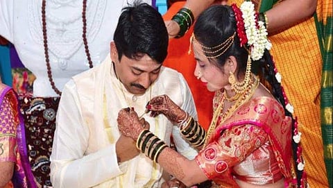 ವಿಜಯಪುರ: ಬಸವತತ್ವ ಸಂಪ್ರದಾಯದ ಪ್ರಕಾರ 'ವಿಶೇಷ ರೀತಿಯಲ್ಲಿ' ನವಜೋಡಿಗಳ ವಿವಾಹ
