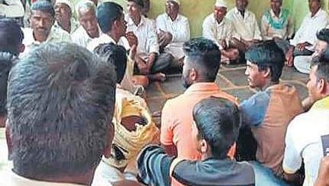 ಮಧ್ಯ ಮಾರಾಟ ನಿಷೇಧಕ್ಕೆ ಸಭೆ  ನಡೆಸುತ್ತಿರುವ ಗ್ರಾಮಸ್ಥರು