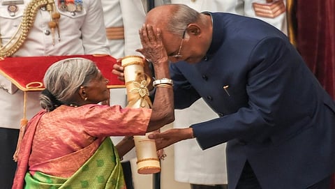 ತಿಮ್ಮಕ್ಕನಿಂದ ಆಶೀರ್ವಾದ ಪಡೆದ ರಾಷ್ಟ್ರಪತಿ ಕೋವಿಂದ್