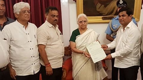 ಸರ್ಕಾರ ರಚನೆಯ ಹಕ್ಕು ಮಂಡಿಸುತ್ತಿರುವ ಕಾಂಗ್ರೆಸ್