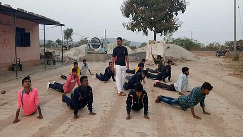 ತರಬೇತಿ ನೀಡುತ್ತಿರುವ  ನಿವತ್ತ ಸೇನಾಧಿಕಾರಿ