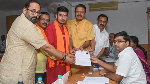 ನಾಮಪತ್ರ ಸಲ್ಲಿಸುತ್ತಿರುವ ತೇಜಸ್ವಿ ಸೂರ್ಯ