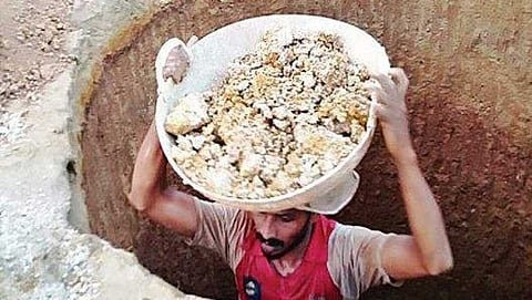 ಬಾವಿ ತೋಡುತ್ತಿರುವ ಯುವಕ