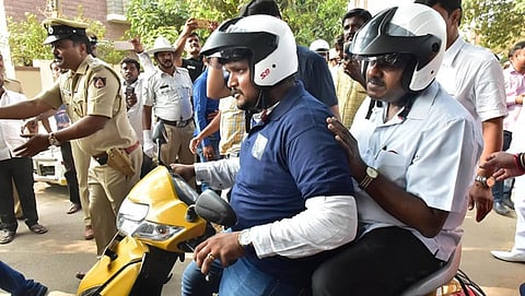 ಸ್ಥಳೀಯರೊಬ್ಬರ ಮೋಟಾರ್  ಸೈಕಲ್ ಮೇಲೆ ಕುಳಿತು ಸವಾರಿ ಮಾಡಿದ ಸಿಎಂ ಹೆಚ್ ಡಿ ಕುಮಾರಸ್ವಾಮಿ