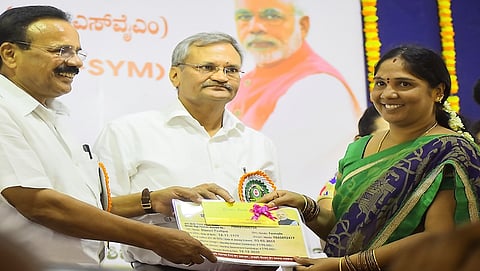 ಕೇಂದ್ರ ಸಚಿವ ಡಿವಿ ಸದಾನಂದಗೌಡ ಅವರು ಪ್ರಧಾನ್ ಮಂತ್ರಿ ಶ್ರಮ ಯೋಗಿ ಮಾನ್-ಧನ್  ಯೋಜನೆ ಕಾರ್ಡನ್ನು ಫಲಾನುಭವಿಗೆ ವಿತರಿಸಿದರು.