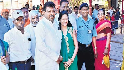 ನಾವು  ಸಾಲಲ್ಲಿ ಕಾಯುತ್ತಿದ್ದೇವೆ, ನೀವು ಹೇಗೆ ದೇವರ ದರ್ಶನ ಮಾಡಿದ್ದೀರಿ: ಗೃಹಸಚಿವ ಪಾಟೀಲ್‌‌ಗೆ ಯುವತಿ ಪ್ರಶ್ನೆ