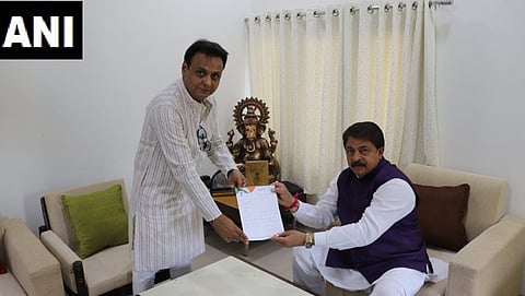 ಜವಾಹರ್ ಚವ್ಡಾ ಅವರು ಸ್ಪೀಕರ್ ಗೆ ರಾಜೀನಾಮೆ ನೀಡುತ್ತಿರುವುದು