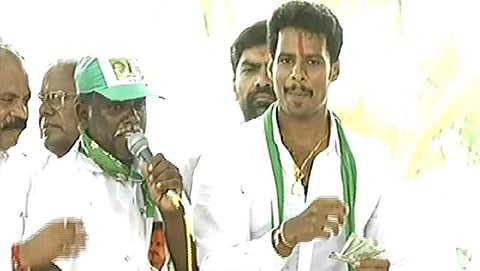 ಹಣ ಹಂಚುತ್ತಿರುವಾಗ ಕ್ಯಾಮರಾದಲ್ಲಿ ಸೆರೆಯಾದ ನಿಖಿಲ್ ಕುಮಾರಸ್ವಾಮಿ