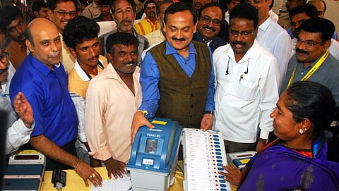ಎಲೆಕ್ಟ್ರಾನಿಕ್ ಮತ ಯಂತ್ರದ ಬಗ್ಗೆ ಮಾಹಿತಿ ನೀಡುತ್ತಿರುವ ಕರ್ನಾಟಕ ಮುಖ್ಯ ಚುನಾವಣಾಧಿಕಾರಿ ಸಂಜೀವ್ ಕುಮಾರ್