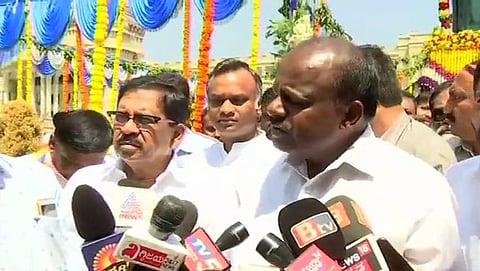 ಡಾ ಬಿ ಆರ್ ಅಂಬೇಡ್ಕರ್ ಪ್ರತಿಮೆಗೆ ಮಾಲಾರ್ಪಣೆ ಮಾಡಿದ ಬಳಿಕ ಸುದ್ದಿಗಾರರೊಂದಿಗೆ ಮಾತನಾಡಿದ ಸಿಎಂ ಕುಮಾರಸ್ವಾಮಿ. ಉಪ ಮುಖ್ಯಮಂತ್ರಿ ಡಾ ಜಿ ಪರಮೇಶ್ವರ್, ಸಚಿವ ಪ್ರಿಯಾಂಕ್ ಖರ್ಗೆ ಮತ