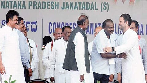 ಚಿತ್ರದುರ್ಗದಲ್ಲಿ ಮುಖ್ಯಮಂತ್ರಿ ಹೆಚ್ ಡಿ ಕುಮಾರಸ್ವಾಮಿಯವರನ್ನು ಆತ್ಮೀಯವಾಗಿ ಆಲಂಗಿಸಿದ ರಾಹುಲ್ ಗಾಂಧಿ