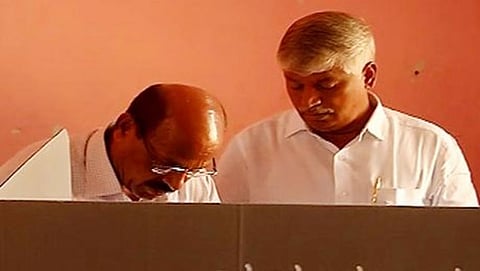 ಮತಗಟ್ಟೆಯಲ್ಲಿ ಸಚಿವ ಪುಟ್ಟರಾಜು ಚುನಾವಣಾ ಸಿಬ್ಬಂದಿ ಜೊತೆ ಮಾತನಾಡುತ್ತಿರುವುದು